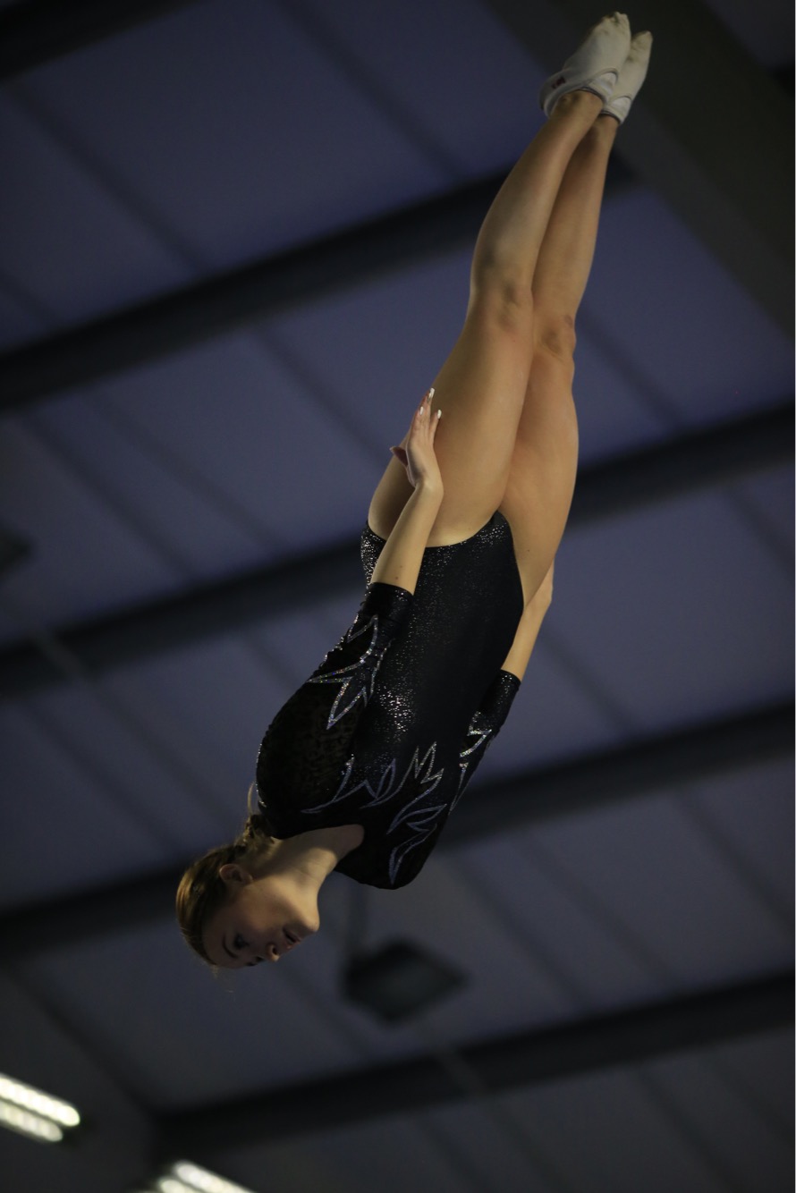 Michaela při skocích na trampolíně